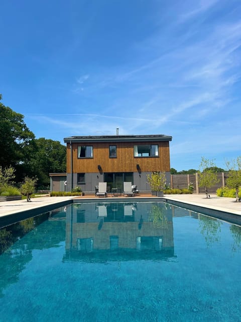 Property building, Day, Pool view, Swimming pool, sunbed