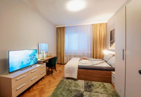 TV and multimedia, Photo of the whole room, Evening entertainment, Bedroom, hair dryier