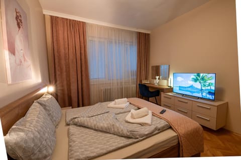 Communal lounge/ TV room, Bed, TV and multimedia, Living room, Photo of the whole room, Seating area, Evening entertainment, Bedroom, towels