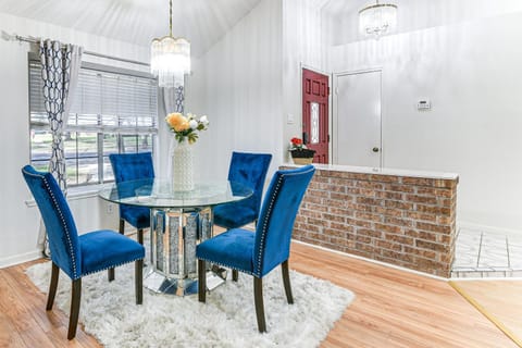 Extended Stay in Sugar Land! Family Home with Yard House in Sugar Land