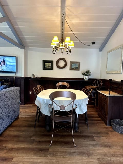 Dining area, minibar