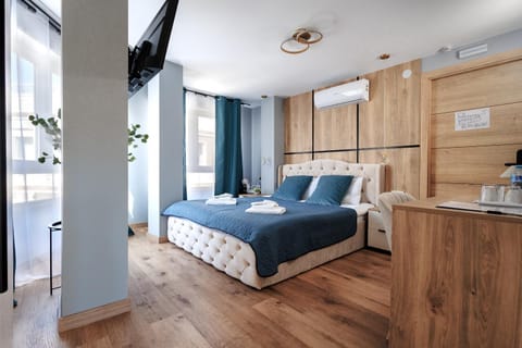 Bed, TV and multimedia, Photo of the whole room, Bedroom, towels