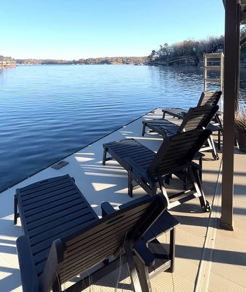 View (from property/room), Balcony/Terrace, Seating area, Lake view