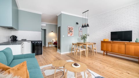 TV and multimedia, Kitchen or kitchenette, Living room, Seating area, Dining area, stove