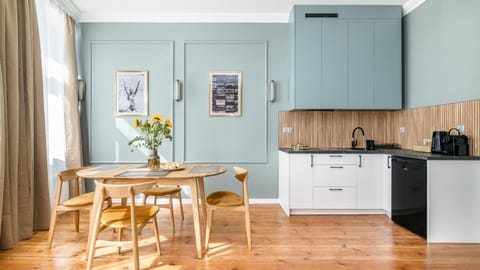 Coffee/tea facilities, Kitchen or kitchenette, Dining area, stove