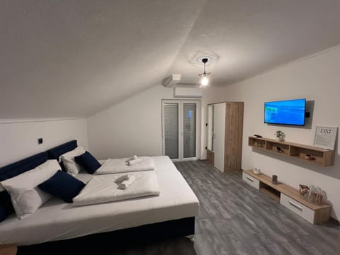 Bed, TV and multimedia, Photo of the whole room, Bedroom