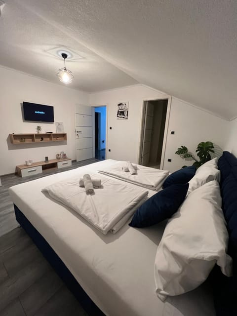 TV and multimedia, Photo of the whole room, Bedroom