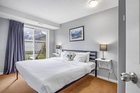 Bed, Photo of the whole room, Bedroom, Mountain view