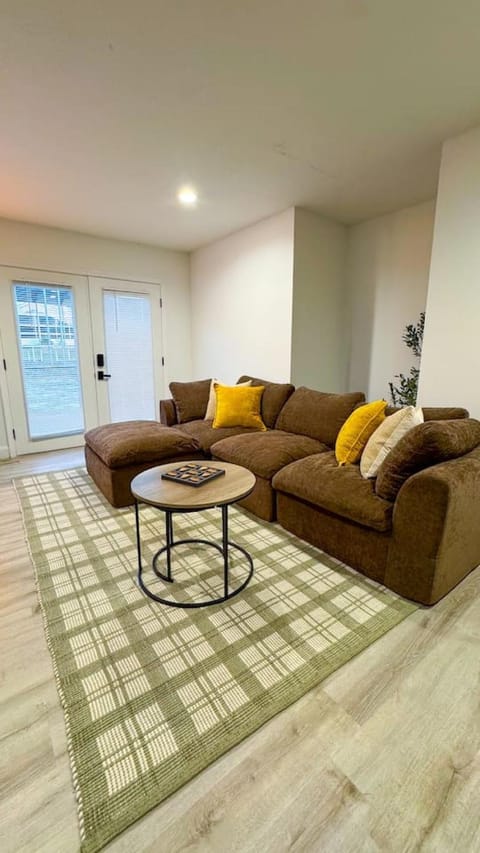 Waterfront home with Firepit and Foosball Table House in Leesburg