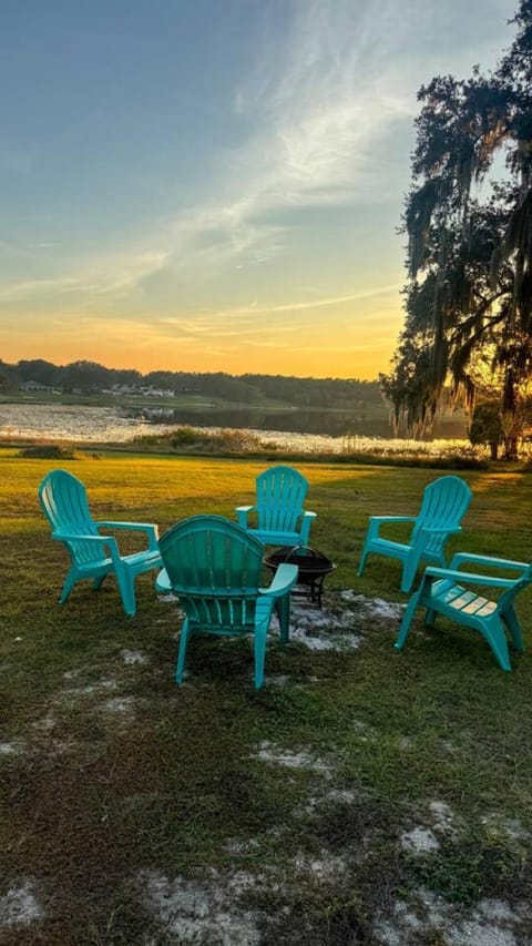 Waterfront home with Firepit and Foosball Table House in Leesburg