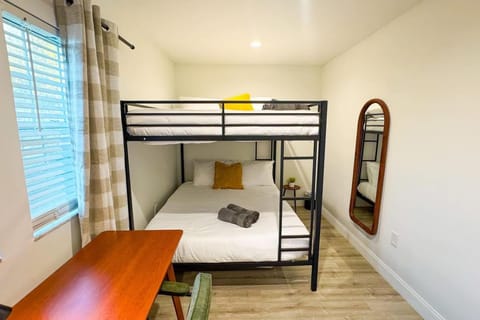 Waterfront home with Firepit and Foosball Table House in Leesburg