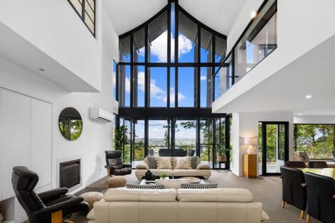 TV and multimedia, Living room, Seating area, Lake view