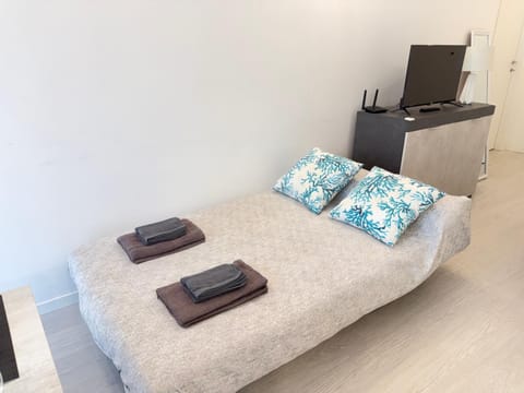 Bed, TV and multimedia, Living room, Photo of the whole room, towels