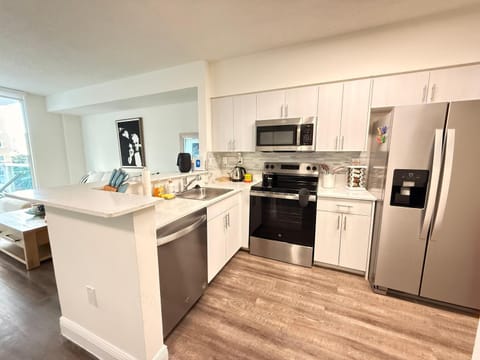 Kitchen or kitchenette, dishwasher, minibar, oven, stove