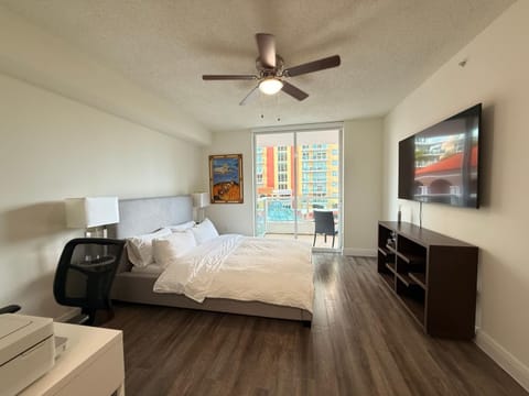 Communal lounge/ TV room, Bed, TV and multimedia, Photo of the whole room, Evening entertainment, Bedroom