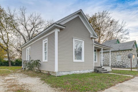 Stroll to Main St Eats! Pet-Friendly Joplin Escape House in Joplin