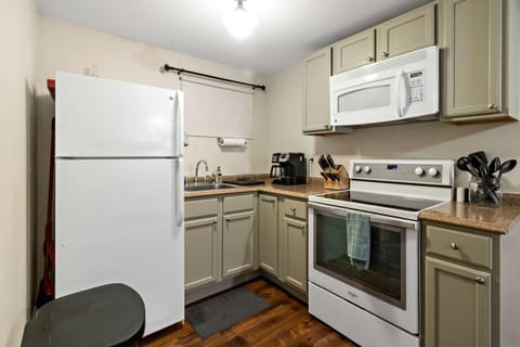 Kitchen or kitchenette, oven, stove