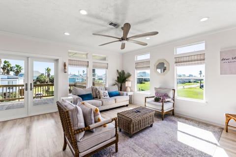 Day, View (from property/room), Balcony/Terrace, Living room, Seating area, Street view, furniture