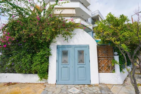 Moschato modern cozy apartment with private yard Apartment in Kallithea