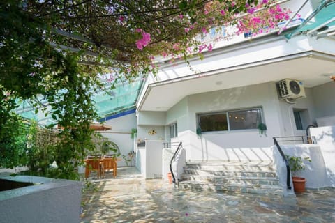 Moschato modern cozy apartment with private yard Apartment in Kallithea