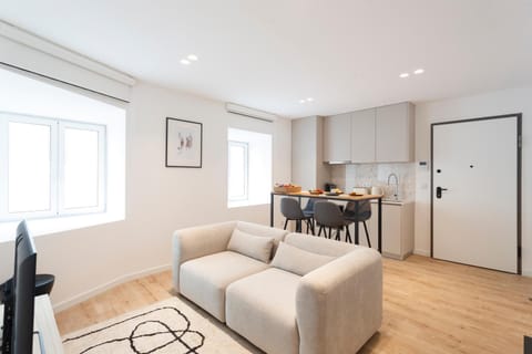 Kitchen or kitchenette, Living room, Dining area, oven