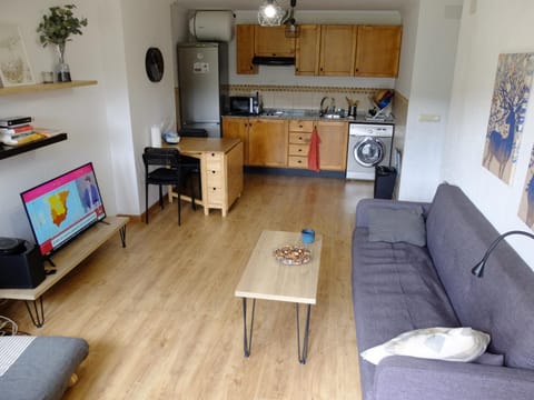 TV and multimedia, Kitchen or kitchenette, Living room, Seating area, Dining area, stove