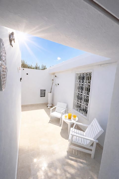 Patio, Day, Balcony/Terrace, Dining area