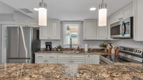 6 Bedroom with Guest House Walk to Lake & Shops House in Lakeland