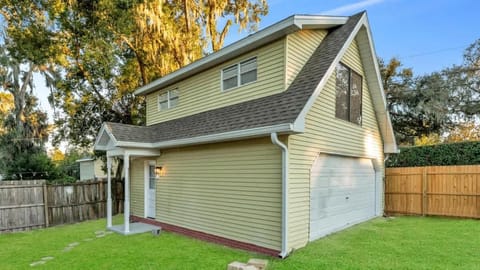 6 Bedroom with Guest House Walk to Lake & Shops House in Lakeland