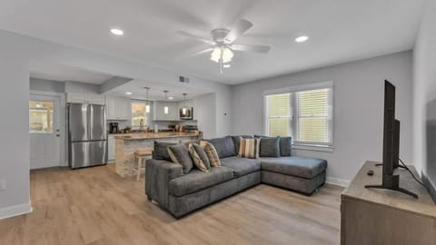 6 Bedroom with Guest House Walk to Lake & Shops House in Lakeland