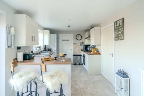 Spacious Cotswolds Base, Private Garden & Parking House in Evesham