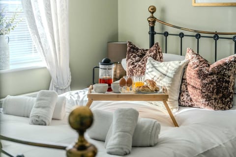 Spacious Cotswolds Base, Private Garden & Parking House in Evesham