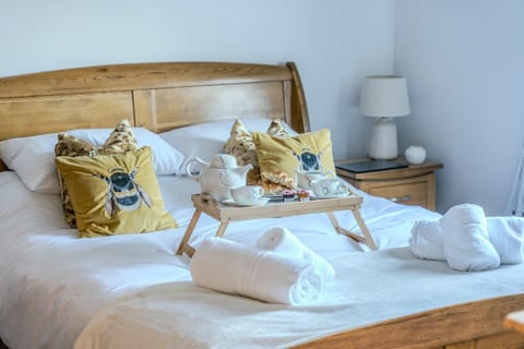 Spacious Cotswolds Base, Private Garden & Parking House in Evesham