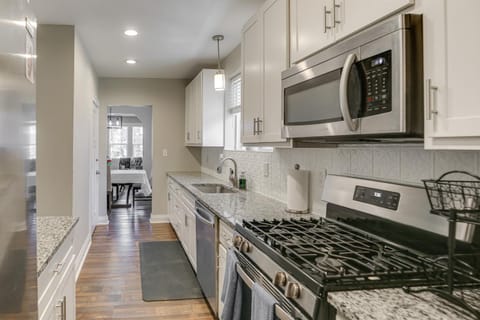 1 Mi to Delmar Loop! University City Bungalow House in University City