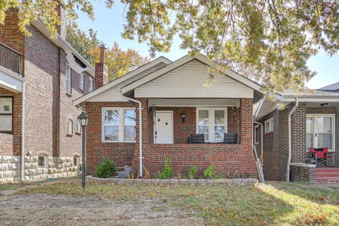 1 Mi to Delmar Loop! University City Bungalow House in University City