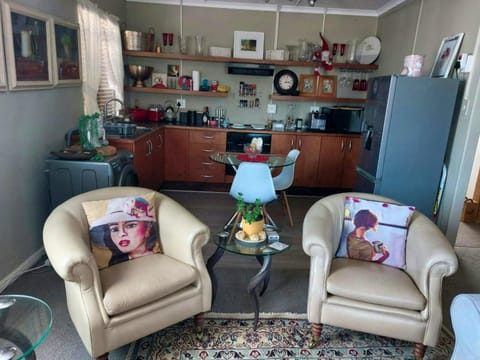 Kitchen or kitchenette, Living room, Seating area