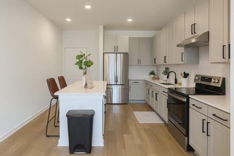 Modern A plus Location WorkerFriendly Pool Gym KINGbed Apartment in Sherman