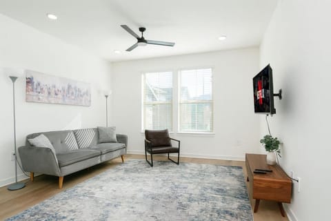 Modern A plus Location WorkerFriendly Pool Gym KINGbed Apartment in Sherman