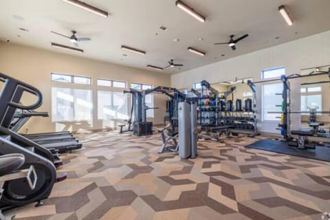 Modern A plus Location WorkerFriendly Pool Gym KINGbed Apartment in Sherman