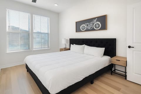 Modern A plus Location WorkerFriendly Pool Gym KINGbed Apartment in Sherman
