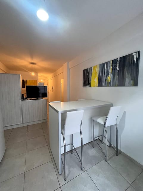 Kitchen or kitchenette, Dining area, minibar, oven