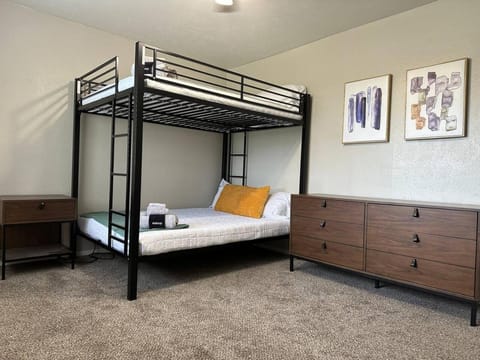 Pool A plus Location PublicLaundryAccess LongStay Discounts House in Sherman