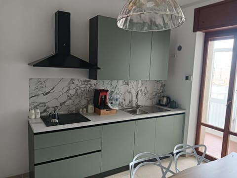 Coffee/tea facilities, Kitchen or kitchenette, stove