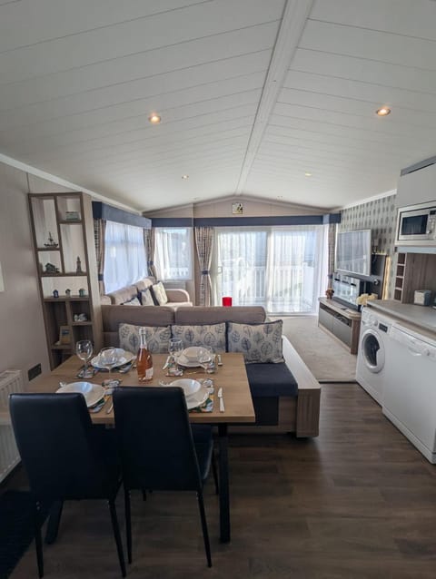 Kitchen or kitchenette, Living room, Dining area, pet friendly, stove