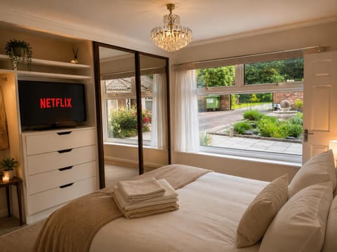Property building, TV and multimedia, View (from property/room), View (from property/room), Bedroom, wardrobe