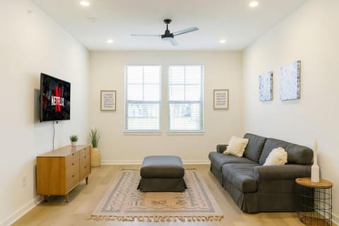 Stunning A plusLocation WorkerFriendly Washer Pool Apartment in Sherman