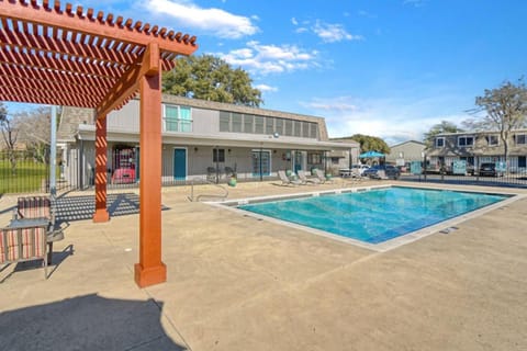 Townhouse A plus location pool long stay discounts House in Sherman