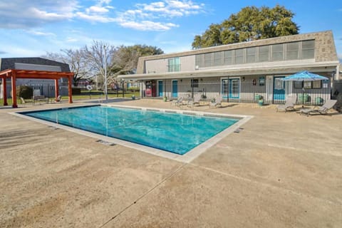 Townhouse A plus location pool long stay discounts House in Sherman