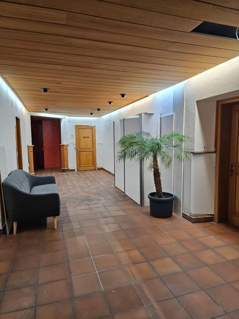 Privat Grosse Zimmer-Merkur-mit gemeinsamer Küche und Bad in der Altstadt Chur Bed and Breakfast in Chur