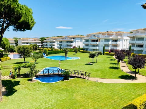 Property building, Day, Garden, Garden view, Pool view
